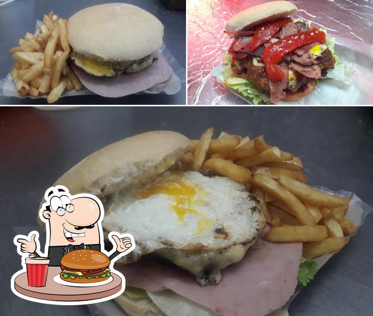 Try out a burger at Cheff & Cheff Casa de Comidas