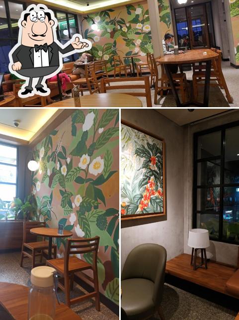 El interior de Starbucks Sudirman