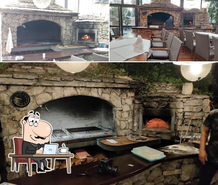 Siediti a un tavolo di Restoran Rebac