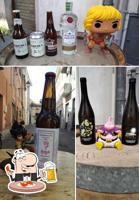 Puoi ordinare un rinfrescante bicchiere di birra chiara o scura