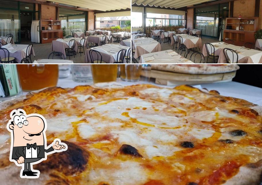 Guarda la foto che mostra la interni e pizza di Ristorante Pizzeria La Nuova Bruciata