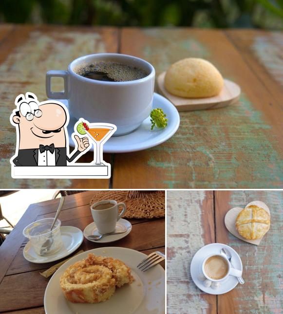 A foto da bebida e mesa de jantar no Forninho Mineiro