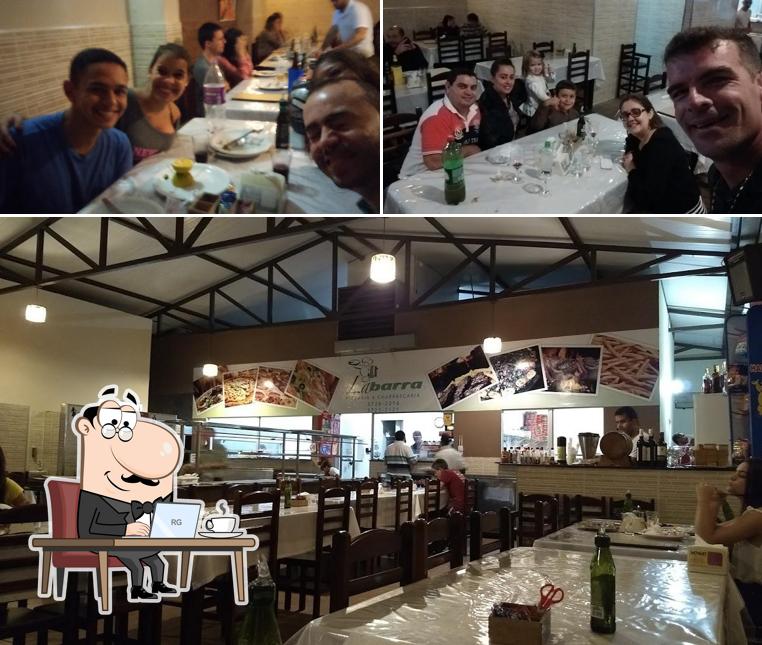 O interior do La Barra Pizzaria e Churrascaria