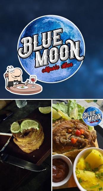 A imagem da comida e exterior no Blue Moon Music Bar