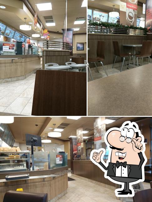 Installez-vous à l'une des tables de Tim Hortons