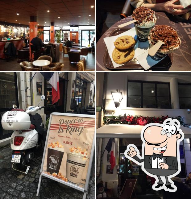 Installez-vous à l'une des tables de French Coffee Shop