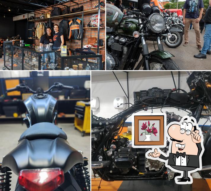 O interior do Milwaukee Garage Especializada em Harley Davidson e Royal Enfield