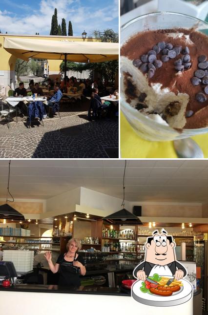Это фото, где изображены еда и барная стойка в Bar Pizzeria Adria