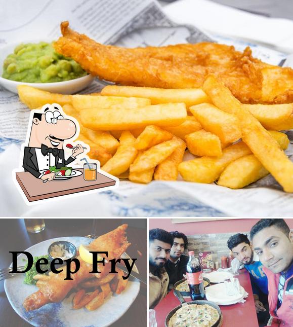 Entre la variedad de cosas que hay en Deep Fry también tienes comida y interior