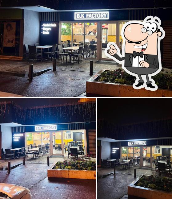Parmi les différentes choses de la extérieur et la intérieur, une personne peut trouver sur BK Factory