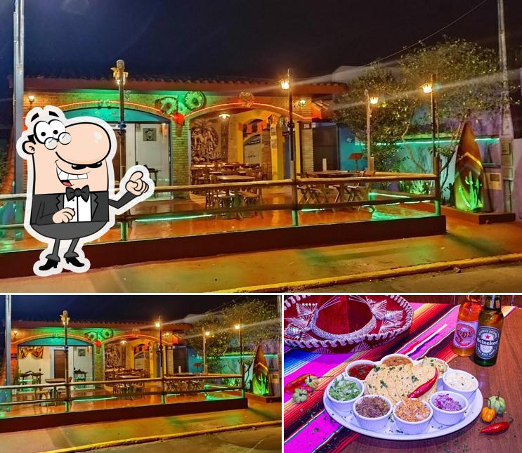 Confira a foto mostrando exterior e mesa de jantar no La Eskina Texas Mex