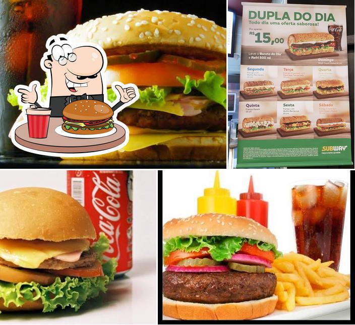 Delicie-se com um hambúrguer no Subway