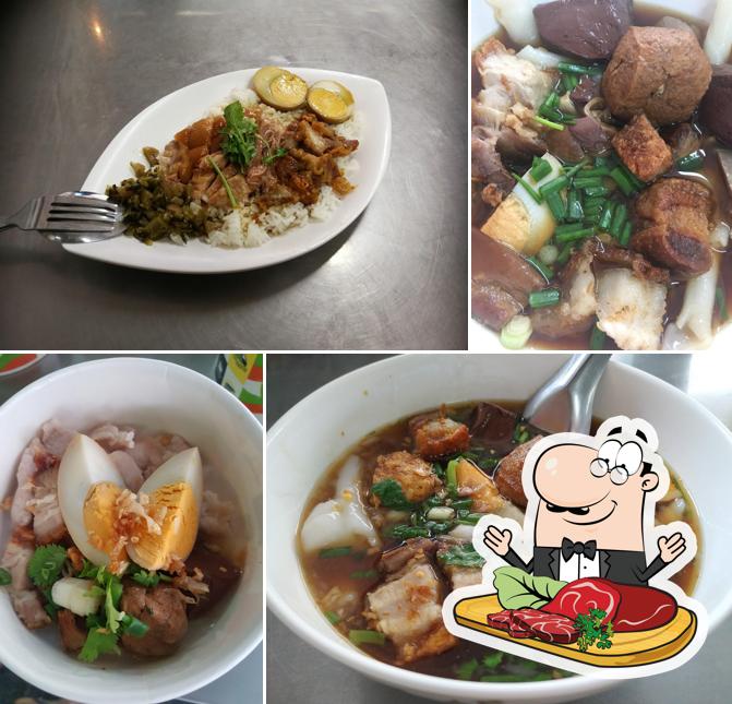 Tómate un plato con carne en Mueang Thong Pork Knuckle Rice