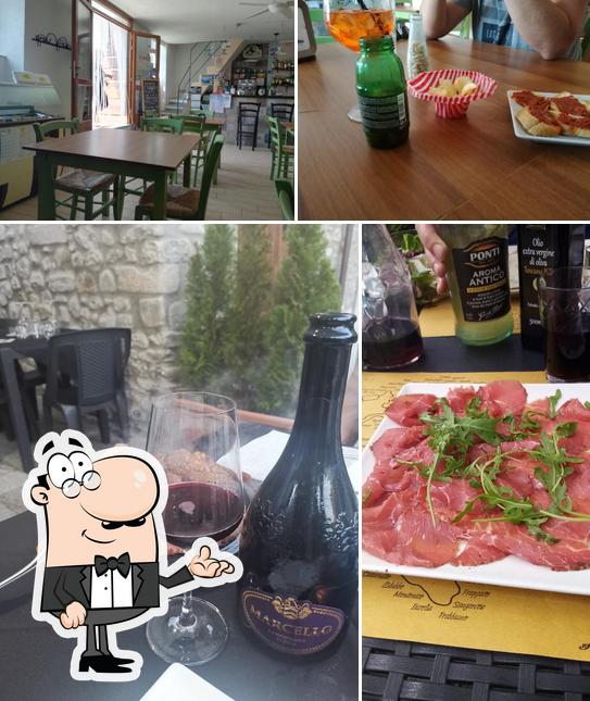 Guarda la foto che raffigura la interni e bevanda di Trattoria Il Cantinon