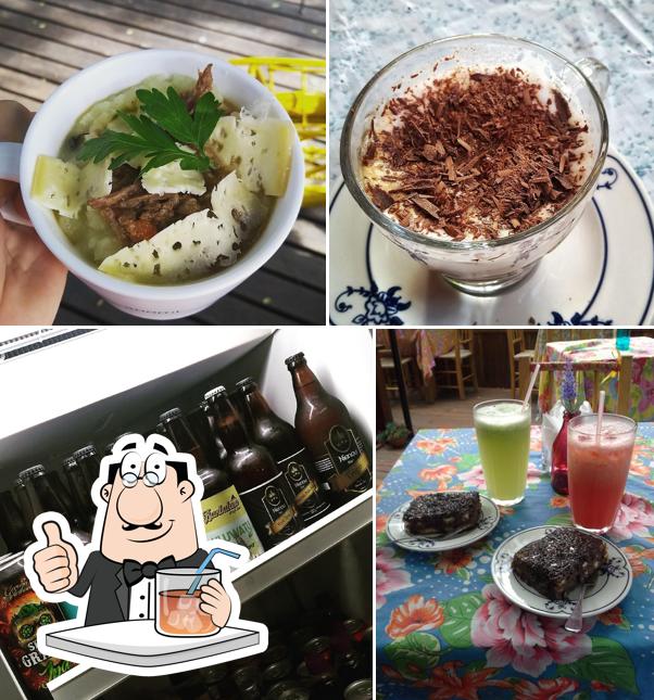 A imagem da bebida e comida no Maria Boneca Café