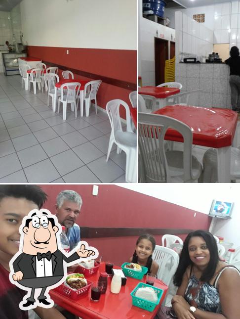 O interior do Karambas Tele Burguer & Pizzaria