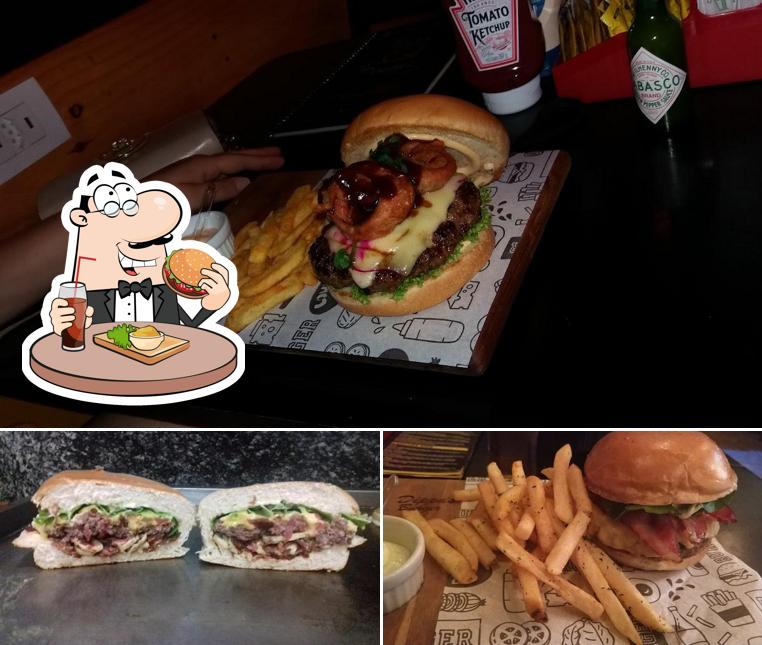 Delicie-se com um hambúrguer no Dippa's Lanchonete