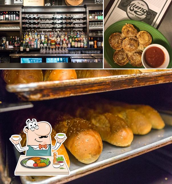 Еда и барная стойка - все это можно увидеть на этой фотографии из Mungo's Italian Eatery