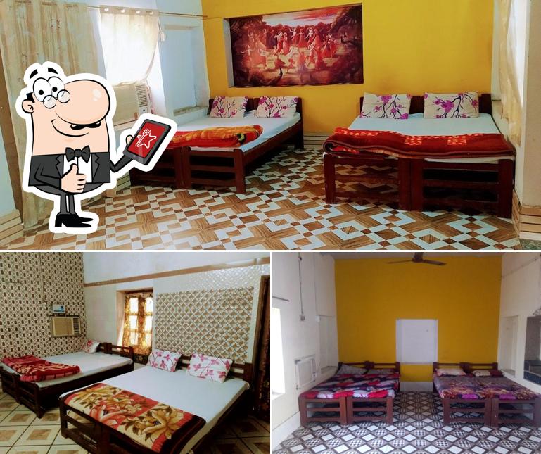 Here's a pic of Girdhar Morari Gujarat Samaj, Guest House