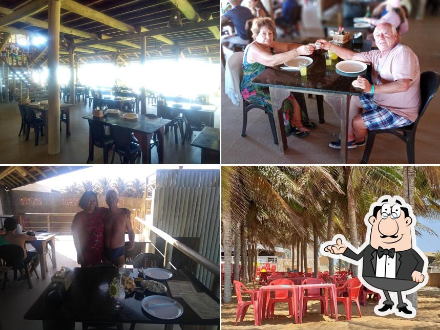 Sente em uma das mesas no Dalua | Barraca de Praia