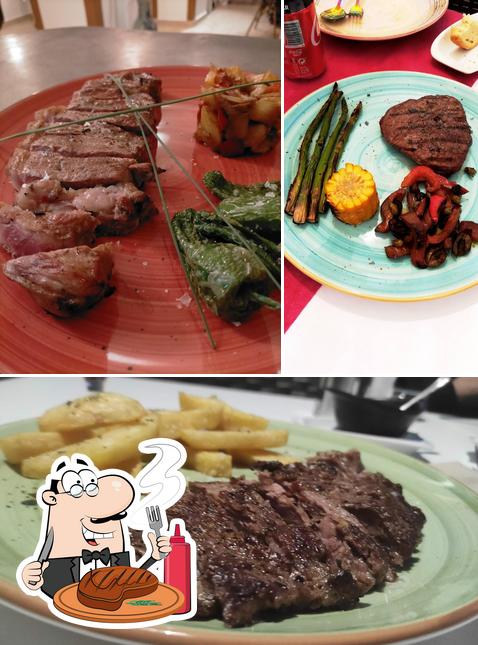 Try out meat dishes at Restaurante La Raiz