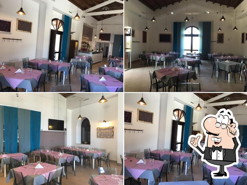 Dai un'occhiata agli interni di Lo Zingaro ristorante pizzeria