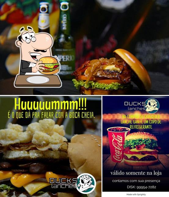 Experimente um hambúrguer no Ducks Lanches