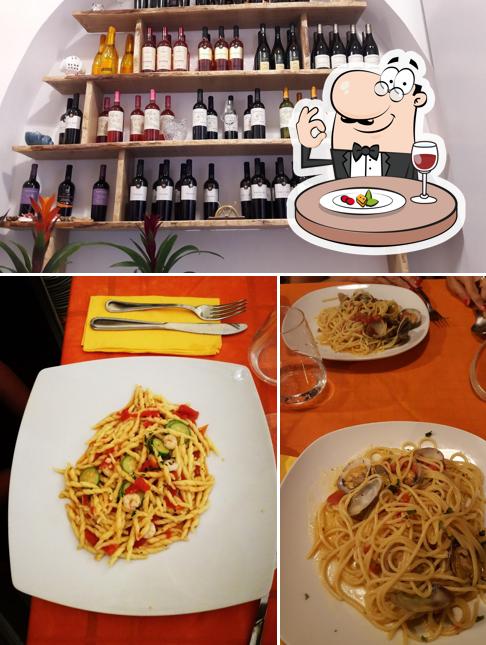 Tra le diverse cose da Trattoria Gli Antichi Sapori si possono trovare la cibo e vino