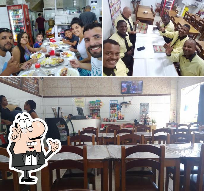 Sente em uma das mesas no Delícias Do Frango