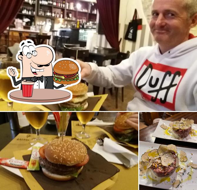 Prova un hamburger a 909 Caffè