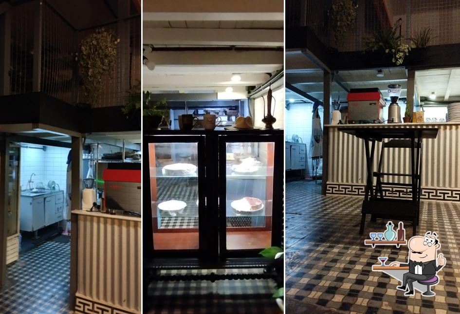 Sente em uma das mesas no Café Tero