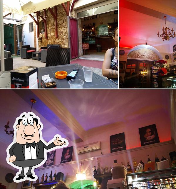 La immagine di interni e bancone da bar da Caffetteria Caras Nuevas