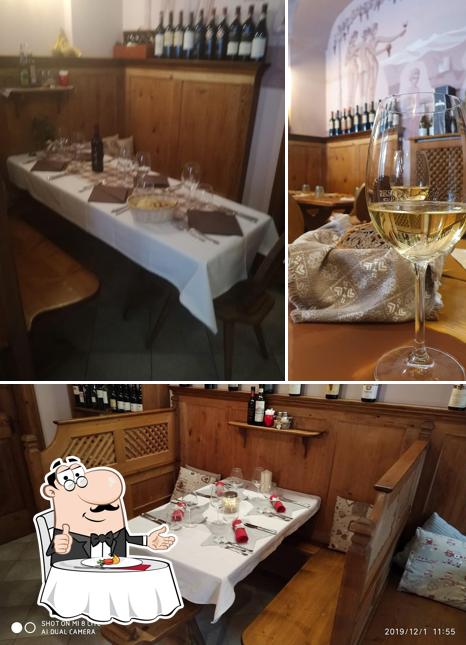 Guarda la immagine che mostra la tavolo da pranzo e vino di Ristorantino ai Lali