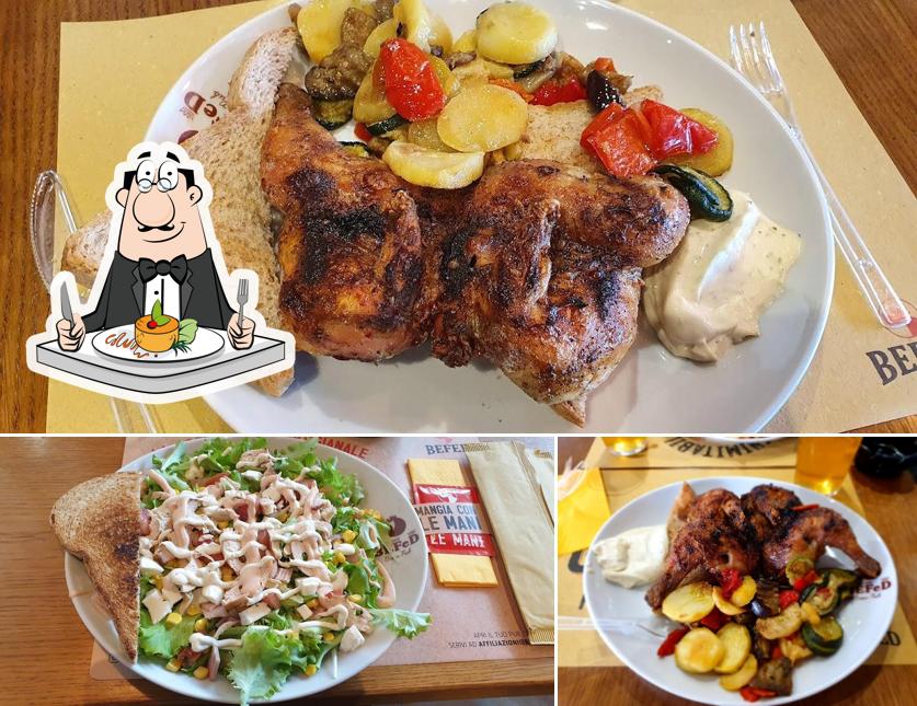 La cibo e tavolo da pranzo del ristorante