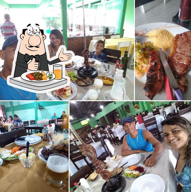 Comida em Churrascaria Feijão Verde