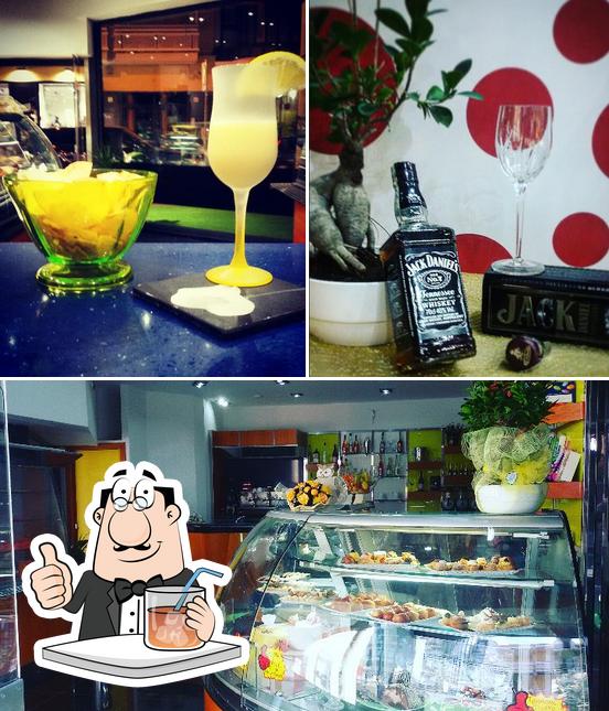 Lounge Bar "Via XX Settembre" si caratterizza per la bevanda e cibo