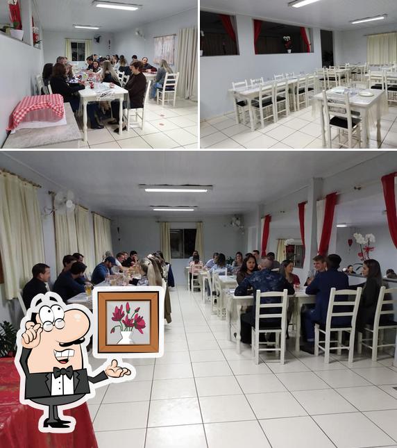 Sente em uma das mesas no Restaurante Fogão de Lenha