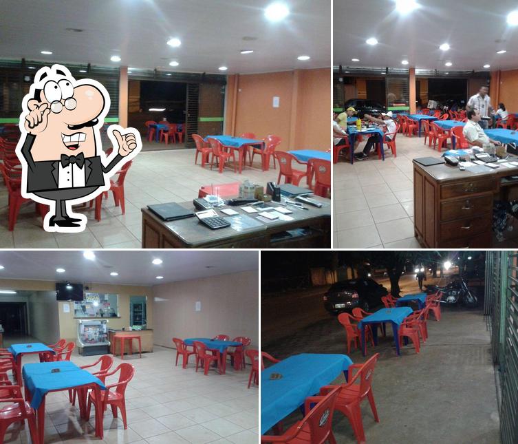 O interior do Kazuza's Lanchonete e Pizzaria