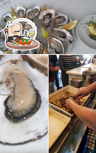 Закажите блюда с морепродуктами в "De Claire Oyster bar"