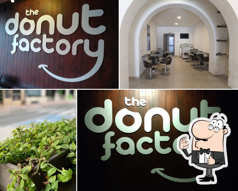 Regarder cette photo de The Donut Factory