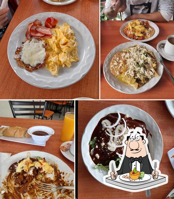 Comida en Mamá Chula, Chilaquiles y Desayunos