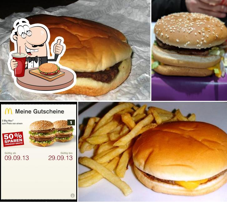 Holt einen Burger bei McDonald's Restaurant