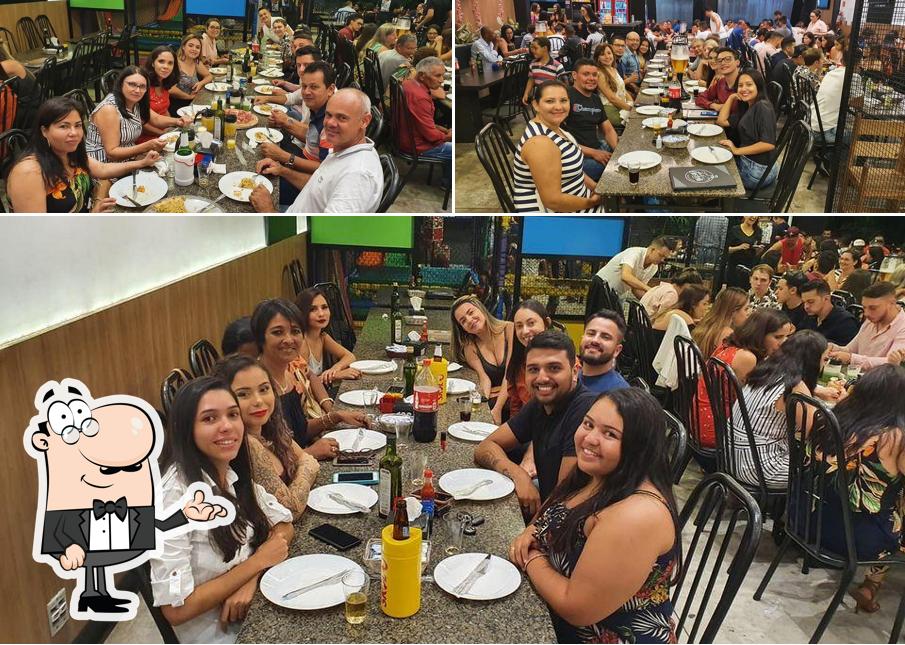 Sente em uma das mesas no Castelli Pizzas E Lanches - Pizzaria em Marilia