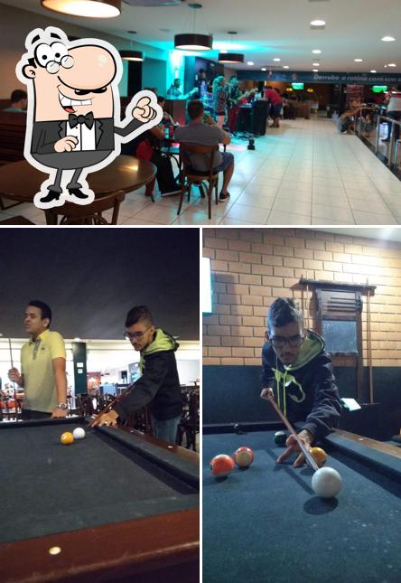 Sente em uma das mesas no Rock & Bowl