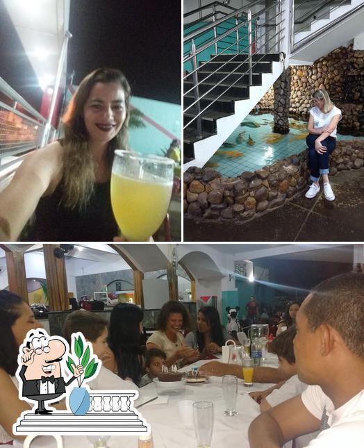 Dê uma olhada a foto mostrando exterior e mesa de jantar a Tropical Sorveteria e Pizzaria