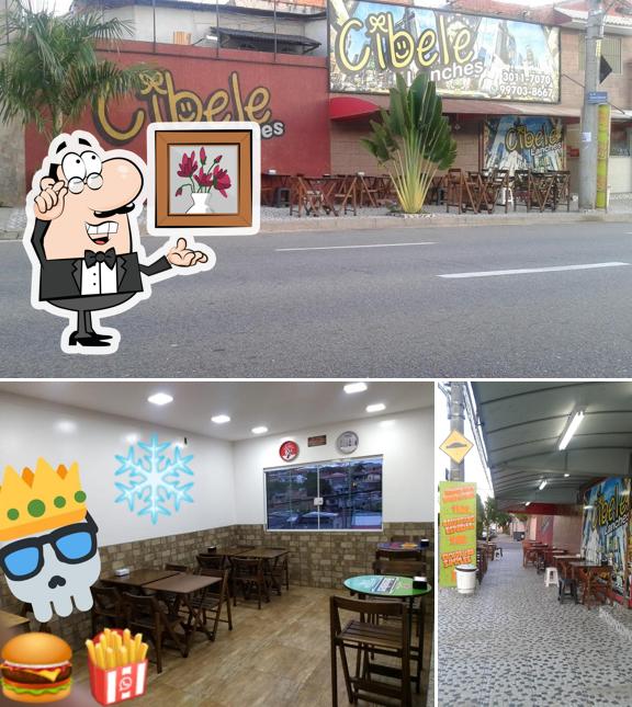 O interior do Cibele Lanches