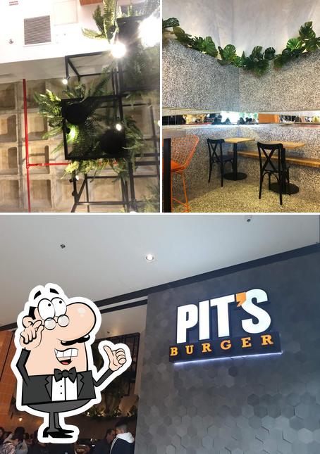 O interior do Pit's Burger - Mogi Shopping