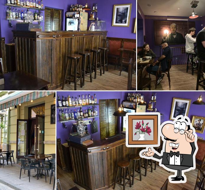 Installez-vous à l'une des tables de Edison Pub