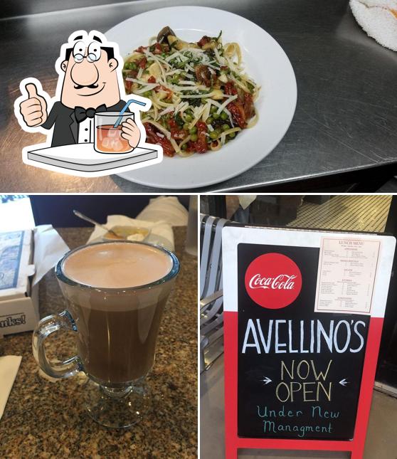 Entre los distintos productos que hay en Avellino’s Italian Restaurant también tienes bebida y comida