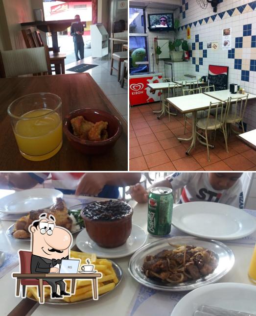 Confira a foto ilustrando interior e comida a Bar e Lanches Terraza Mineira